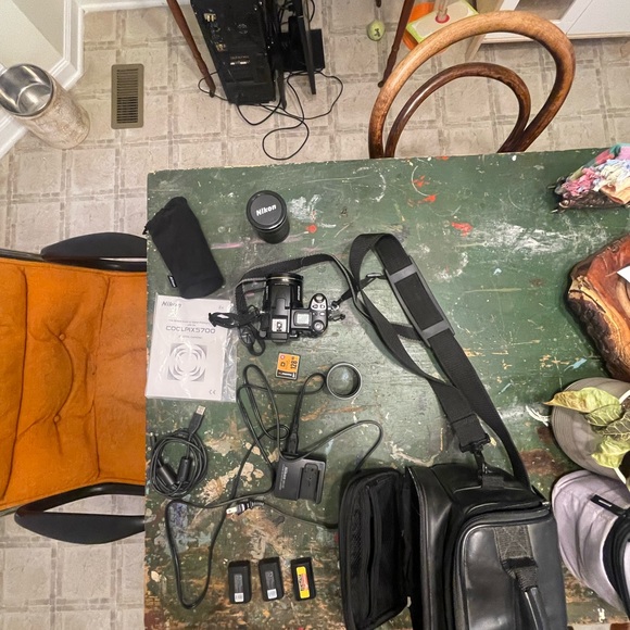 Like New Nikon Coolpix 5700 Point & Shoot Camera - Picture 4 of 10